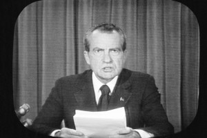 nixon-resigns-573x382