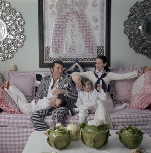 Gloria Vanderbilt Cooper relaxing with her family in her NYC apartment, she is wearing a sailor collar and tie by Adolfo *** Local Caption *** Gloria Vanderbilt;